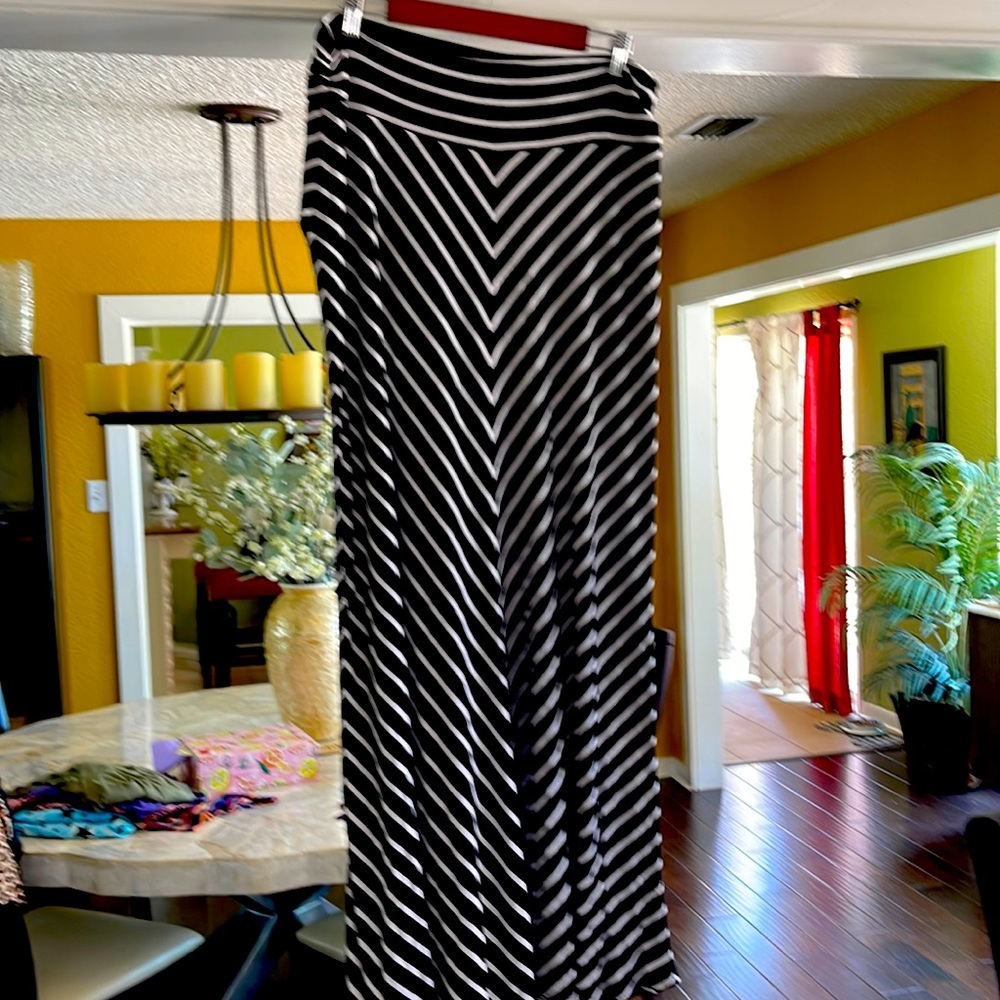 Long back/white striped skirt